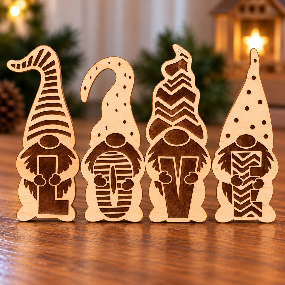 Weihnachtswichtel aus Holz – LOVE-Anhänger als Weihnachtsbaumschmuck