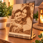 Personalisiertes Fotobild auf Holz – Lasergravur mit Aufsteller